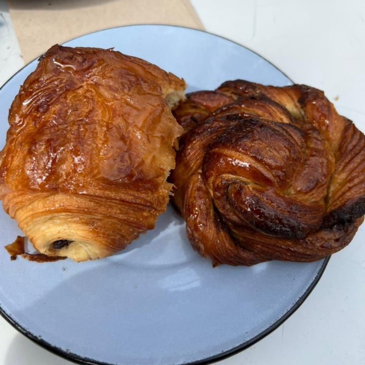review photo of CASA NUEZA Roll de canela y pain au chocolat shared by @daianavegana on 18 Sep 2022 - review