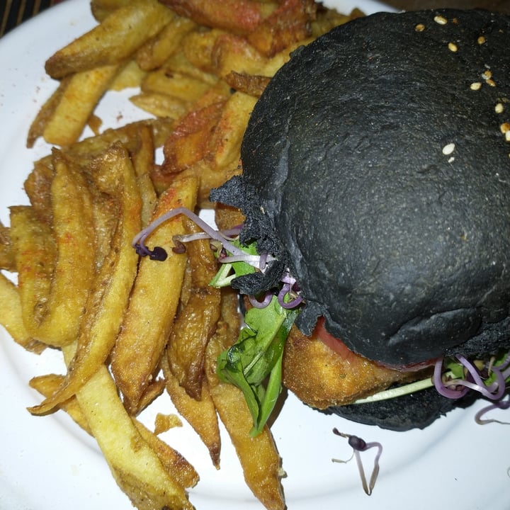 photo of SHIPIBO Bistro Amazonico Hamburguesa de tofu shared by @profedaro on  13 Sep 2021 - review