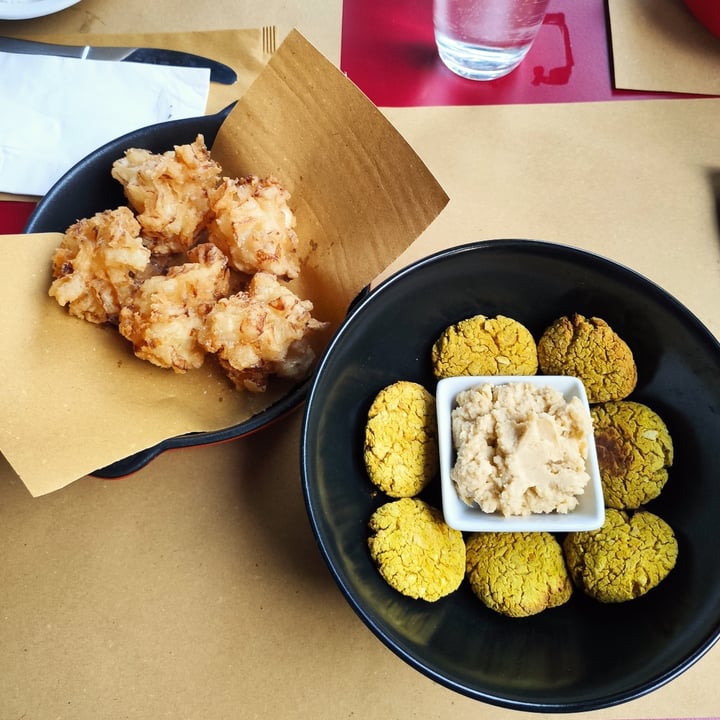 review photo of QUI - cucina, musica, incontri Falafel con hummus e frittelle di cipolla shared by @fitsabit on 13 Jun 2021 - review