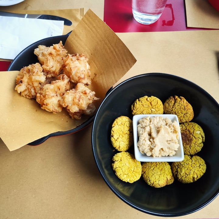 photo of QUI - cucina, musica, incontri Falafel con hummus e frittelle di cipolla shared by @fitsabit on  13 Jun 2021 - review