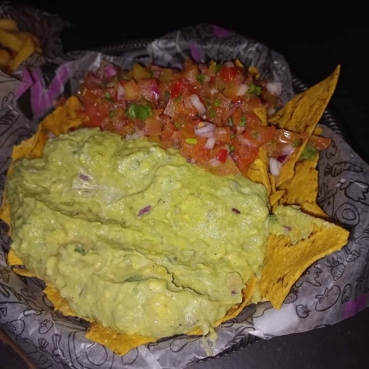 photo of Lado V Nachos Con Guacamole Y Salsa Pico De Gallo shared by @lucapolti on  21 Sep 2022 - review