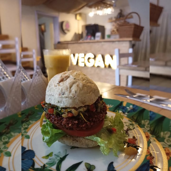 photo of Caballete & Berenjena Vegan Food Hamburguesas vegan burger shared by @gissellearthling on  15 Mar 2022 - review