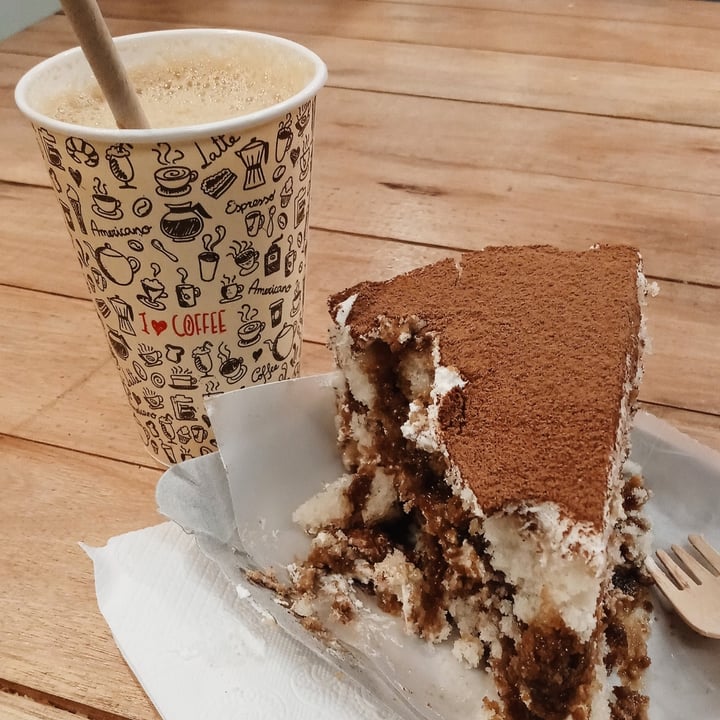 photo of Futuro Veggie - Coffee & Deli tiramisú shared by @belvegan on  04 Oct 2021 - review