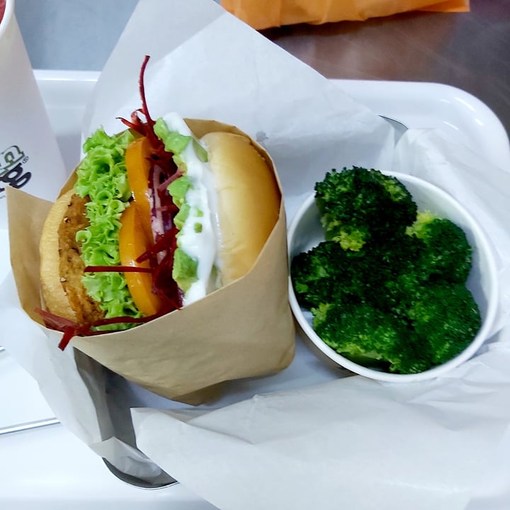 review photo of VeganBurg Singapore Avocado Beetroot Burger shared by @herbimetal on 16 Feb 2022 - review