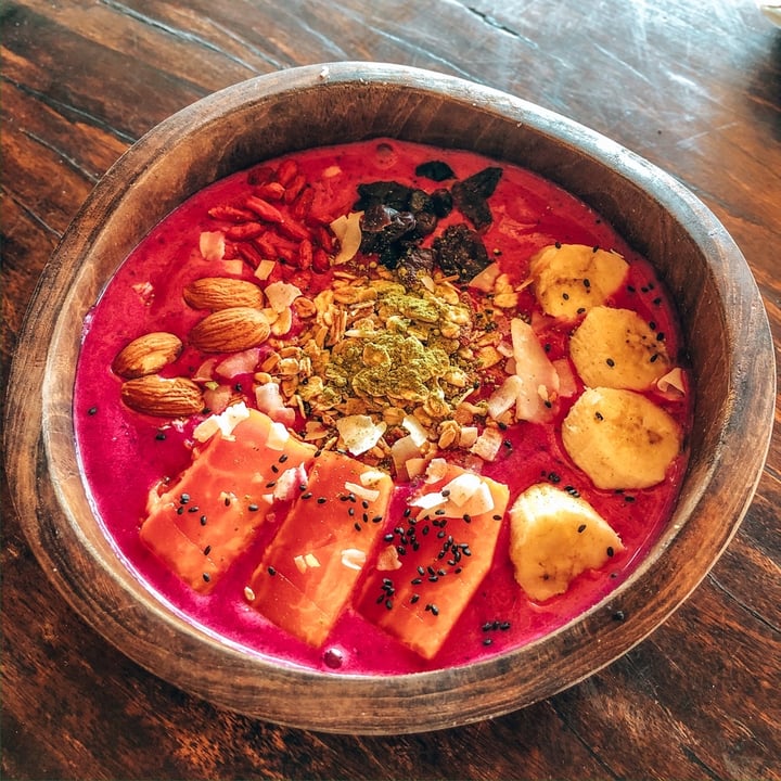 photo of Oma Jamu Pink Smoothie Bowl shared by @sunchasingtravelers on  07 Feb 2020 - review