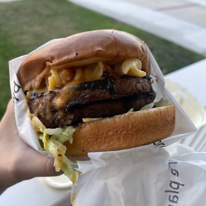 photo of Veggie Grill mac n’ cheese Burguer shared by @karenalba on  03 Aug 2022 - review