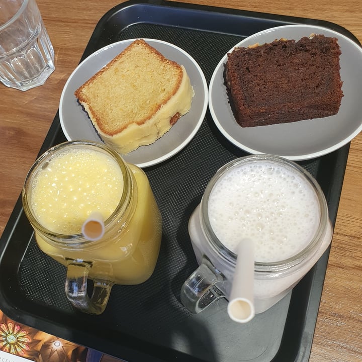 photo of Juice Dudes Smoothies and cake shared by @viola227 on  16 Dec 2021 - review