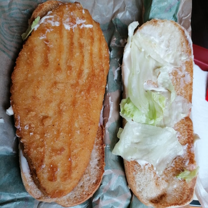 photo of Burger King Long Chiken Vegetariano shared by @veganoonpics on  27 Dec 2021 - review