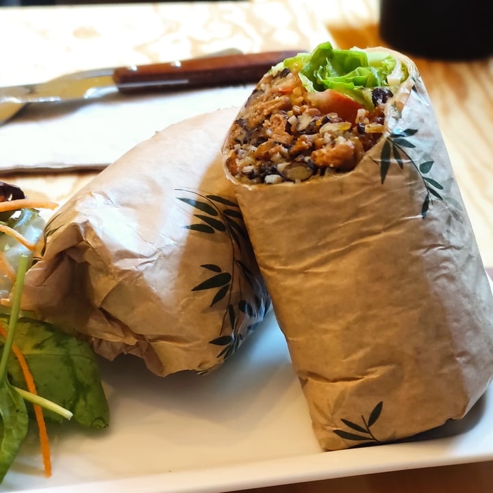 photo of Entre Pedras Café Bar Vegano Durum Burrito shared by @iruchinha on  11 Oct 2021 - review