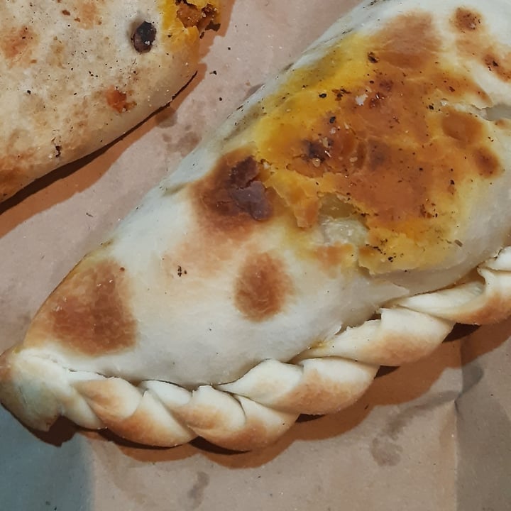 photo of Lontano Pizza Empanada de "carne" shared by @martinaitziar on  16 Nov 2021 - review