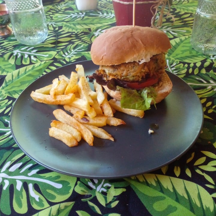 photo of Oak & Vigne Cafe Vegetarian/vegan Burger shared by @fezekyo on  23 Oct 2022 - review
