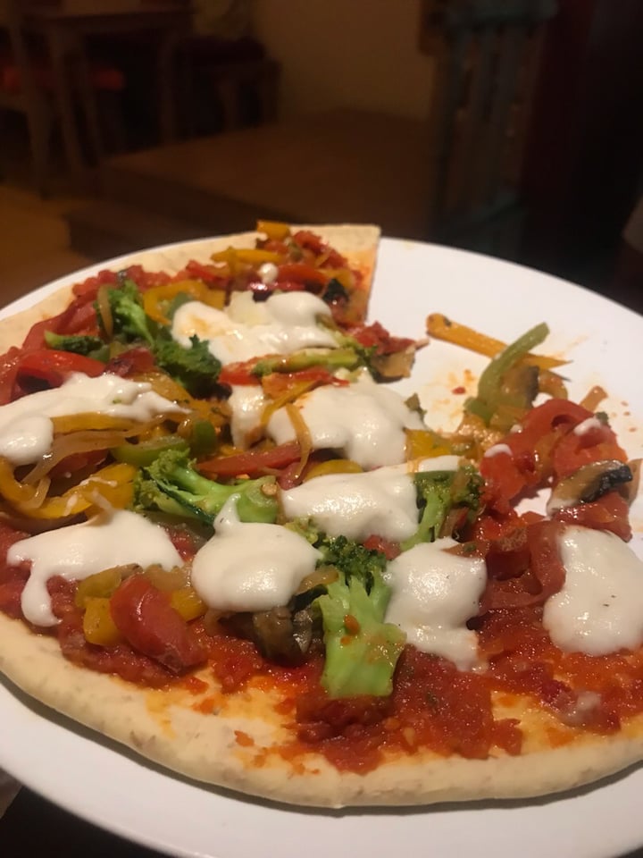 photo of Earth Cafe & Market Ubud Pizza With Plant Based Cheese shared by @plantmylksucker on  28 Nov 2019 - review