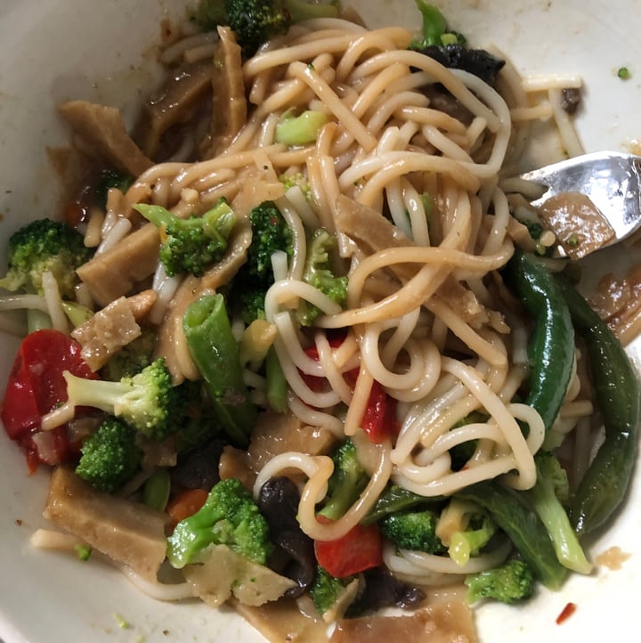 photo of Sweet Earth Veggie Lo Mein shared by @saralovesveggies on  21 Sep 2022 - review
