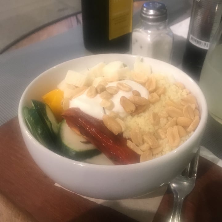 review photo of VQV - Verde que te Quiero Verde Mercado del Patio Bowl Lechuga, Cous Cous, Tomate, Pepino, Queso Vegano, Mani, Y Mango shared by @fercross2vegan on 27 Feb 2022 - review