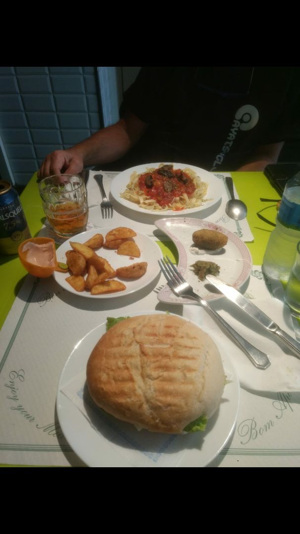 photo of Veggana Girona Hamburguesa chiis y pasta con setas shared by @aveganplace on  28 Jun 2019 - review
