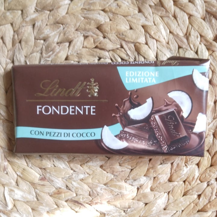 photo of Lindt Cioccolata Fondente con Pezzi di Cocco shared by @giuliacarosio on  02 Nov 2022 - review