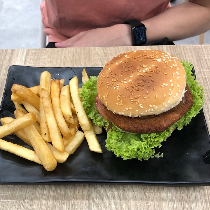 photo of Green dot Crunchy Soy Burger shared by @hiiamyulin on  17 Mar 2021 - review