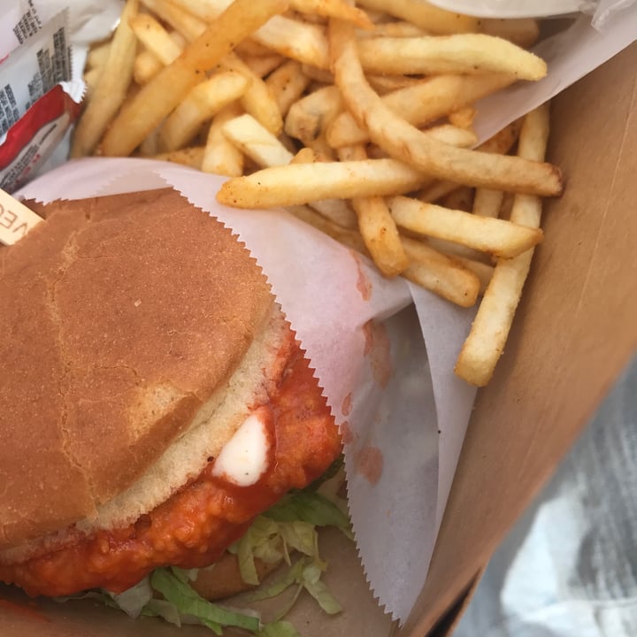 photo of Compton Vegan Chick’n Sandwich shared by @rocior on  28 Mar 2022 - review