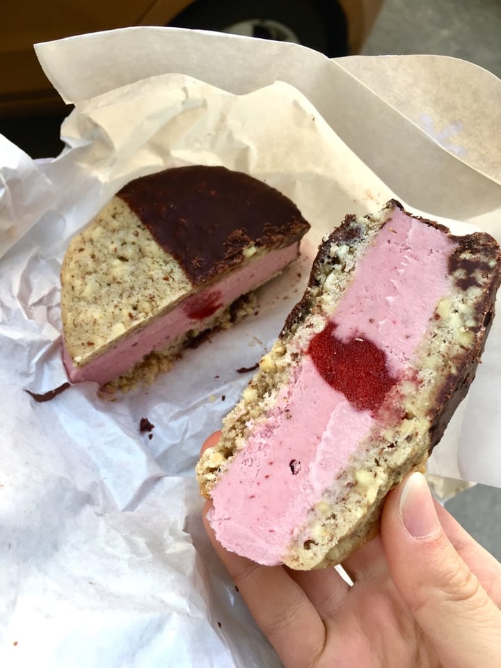 review photo of Veganista Ice Cream Inbetwiener Strawberry shared by @janakup on 10 Mar 2020 - review