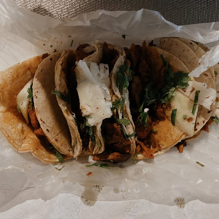 photo of Por siempre vegana 2 Taco al pastor shared by @danieatsoat on  08 Aug 2021 - review