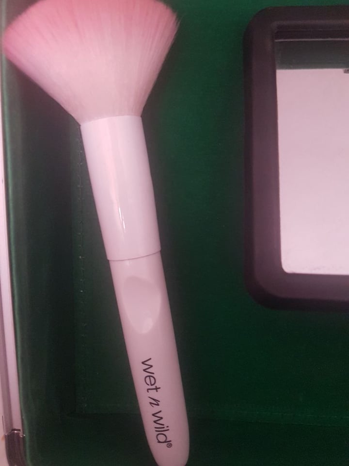 review photo of Wet n Wild Beauty Brocha para rubor shared by @femivegana on 30 Jul 2019 - review