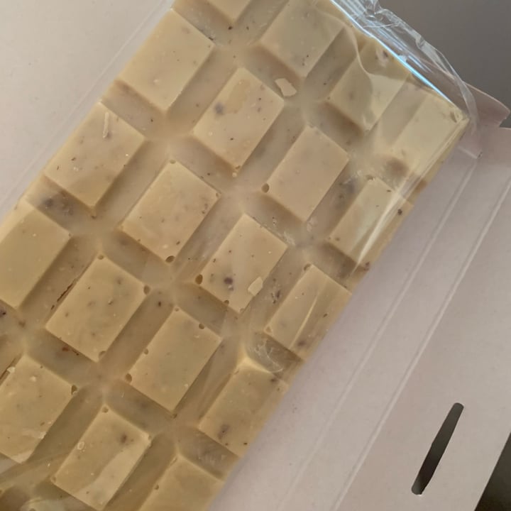 photo of Super Vegan chocolate branco com amendoas shared by @cr-vegan on  14 Jun 2022 - review