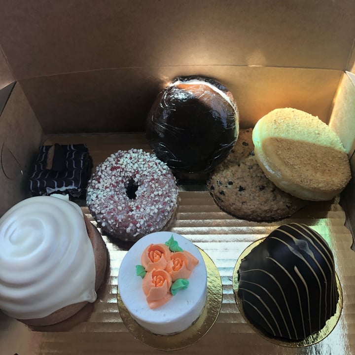photo of Vegan Treats, Inc. Assorted Box shared by @jrororo on  28 Sep 2020 - review