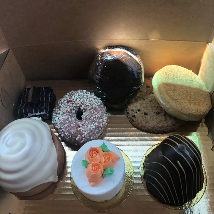 review photo of Vegan Treats, Inc. Assorted Box shared by @jrororo on 28 Sep 2020 - review