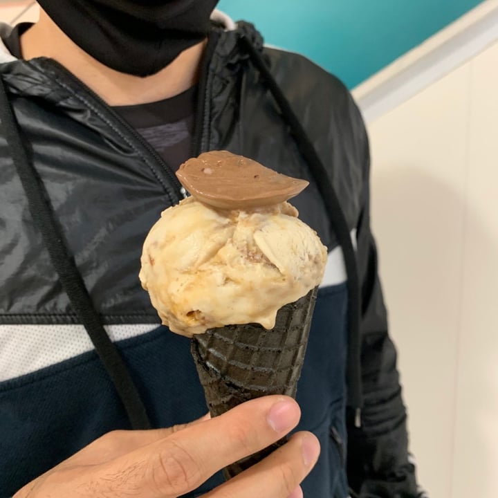 photo of Kind Kones Almond Brittle Fudge Ice cream shared by @fingernailsforcash on  05 Dec 2021 - review