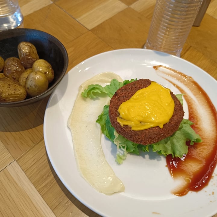 photo of Beet cheese burger sans pain shared by @stellecadenti on  22 Jun 2022 - review