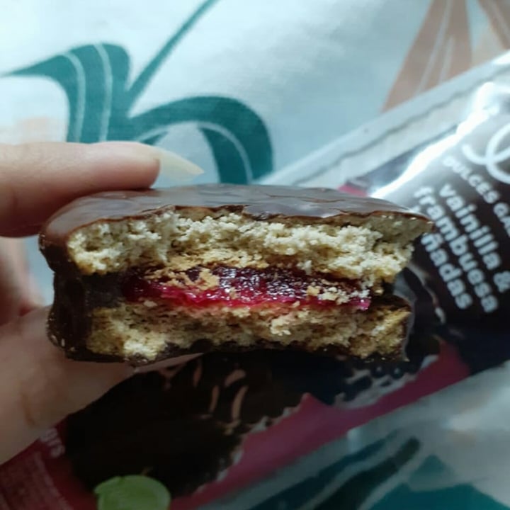 photo of Successo vainilla & frambuesas bañadas shared by @nikiok on  18 May 2021 - review