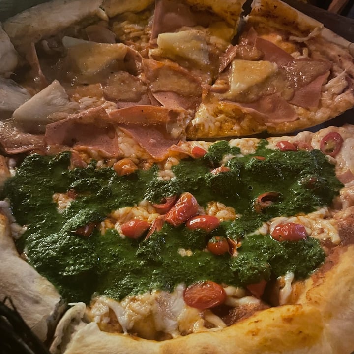 photo of Salvaxe Pizza cuatro quesos y chuleta hawaiana shared by @janethz on  26 Jun 2022 - review