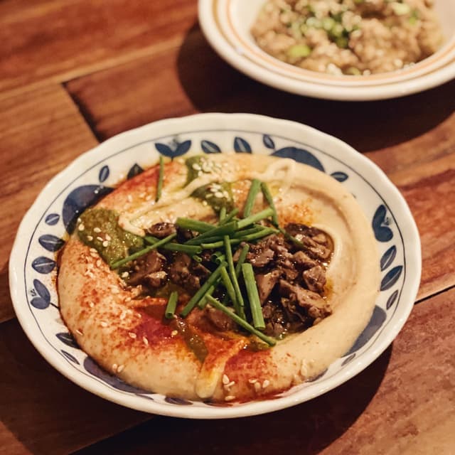 菜肴“Hummus & Iraqi Spiced Mushrooms”的照片