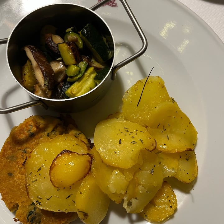 photo of La Colubrina Burger di cicerchia e spinaci accompagnato da shiitake e dadolata di zucchine shared by @maurairis on  31 Jul 2022 - review