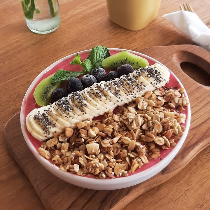 photo of I Am Vegan Babe Cafe Maui Island Smoothie Bowl shared by @plantsfeelthough on  03 Feb 2021 - review