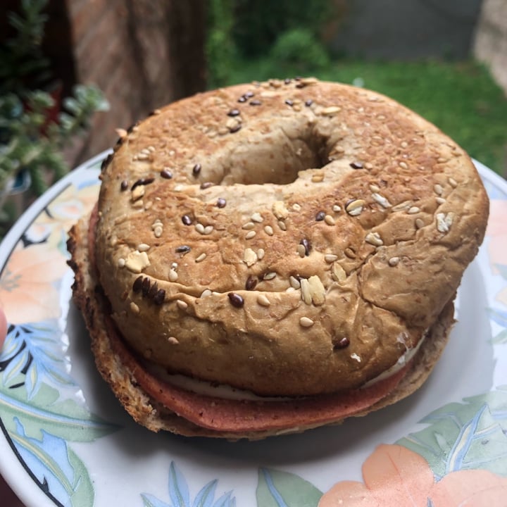photo of Bioma plant based café Bagel de jamón y queso shared by @vegandann on  10 Oct 2021 - review