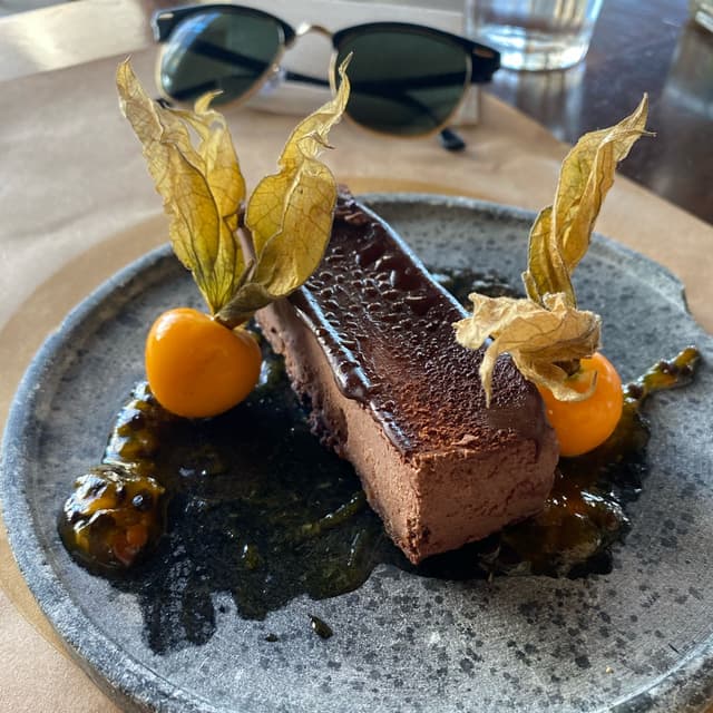 菜肴“torta de chocolate com coulis de maracuja”的照片