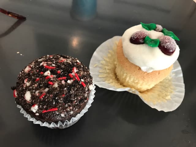 菜肴“Candy Cane Twist and Frosted Cranberry Cupcakes”的照片