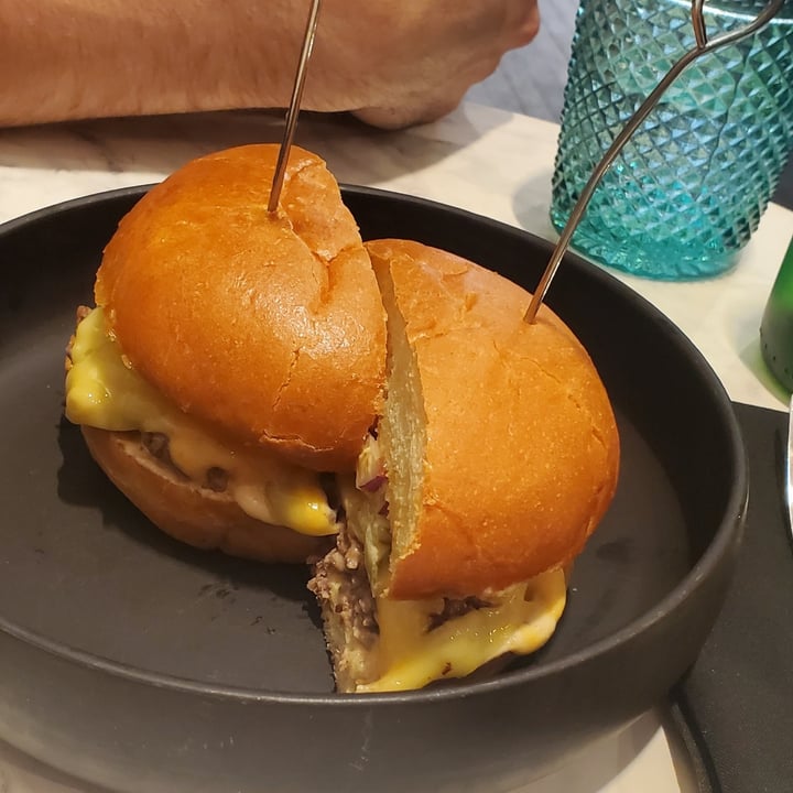 photo of Bvrger by Christian Ventura Cheese Burger shared by @federicaimp on  15 Aug 2022 - review