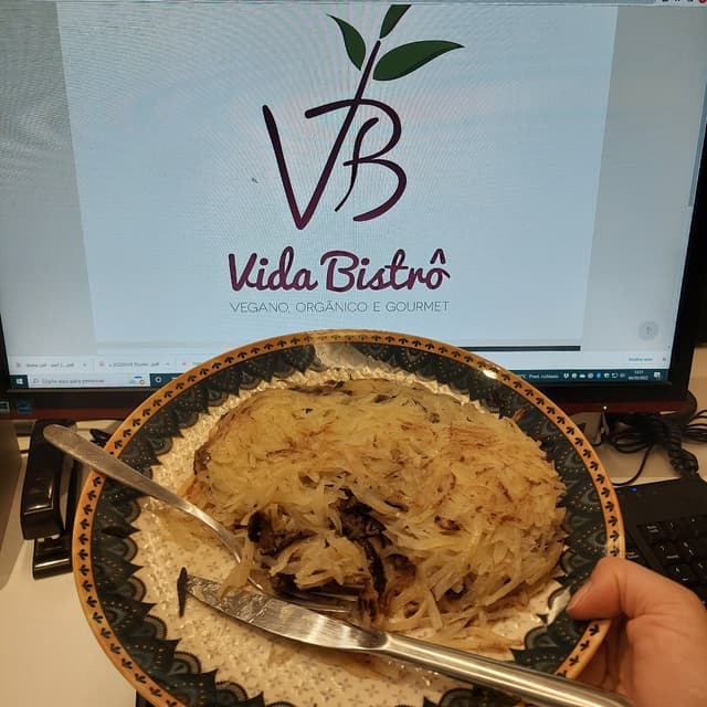 Photo of the dish “Batata Rostie de Cogumelos com Alho Poró e Queijo Vegano”