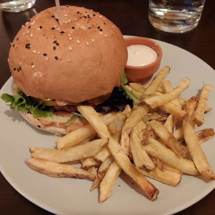 review photo of Kong - Food Made With Compassion King Burger shared by @mellgoesouttoeat on 23 Jan 2022 - review