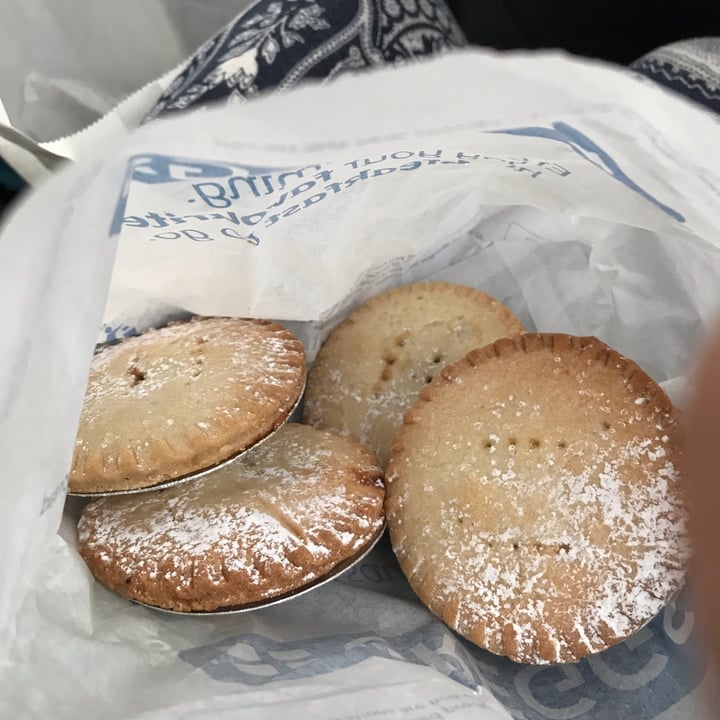 photo of Greggs Vegan Sweet Mince Pie shared by @annmarievans on  27 Oct 2021 - review