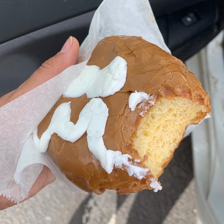 photo of Voodoo Doughnut - Broadway Maple cream shared by @angelicabiancaa on  14 Mar 2021 - review