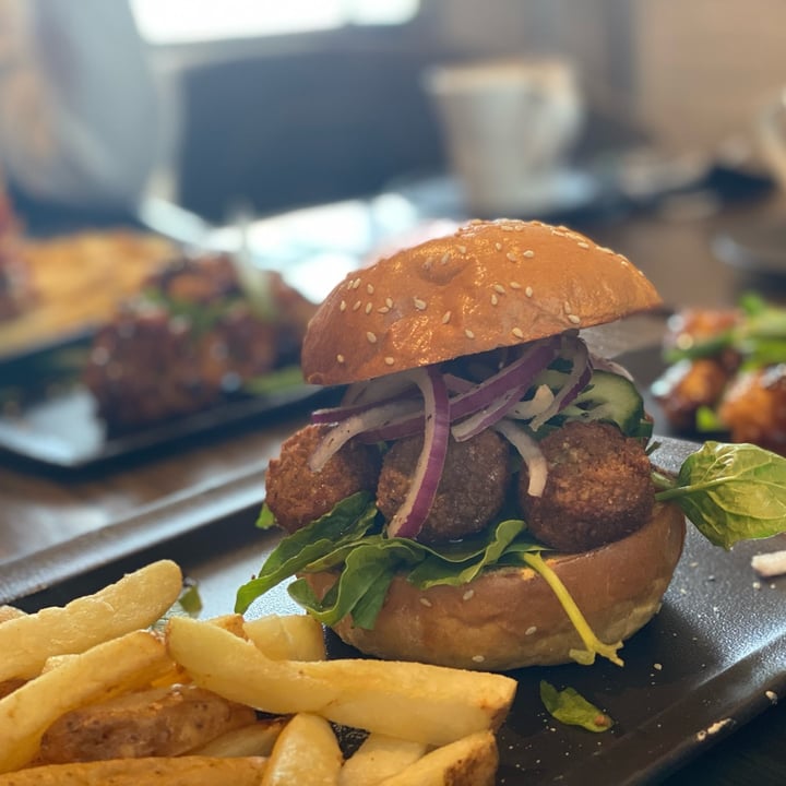 review photo of Mugg & Bean the falafel burger shared by @kelsoeatskindly on 21 May 2022 - review