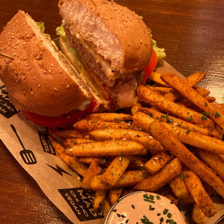 review photo of Mad Mad Vegan Beyond burger shared by @marialopezzglez on 24 Jul 2021 - review