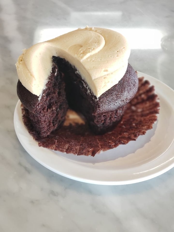 photo of Molly's Cupcakes Vegan choclate cupcake w/ peanut butter frosting shared by @amelianeff on  18 Dec 2019 - review