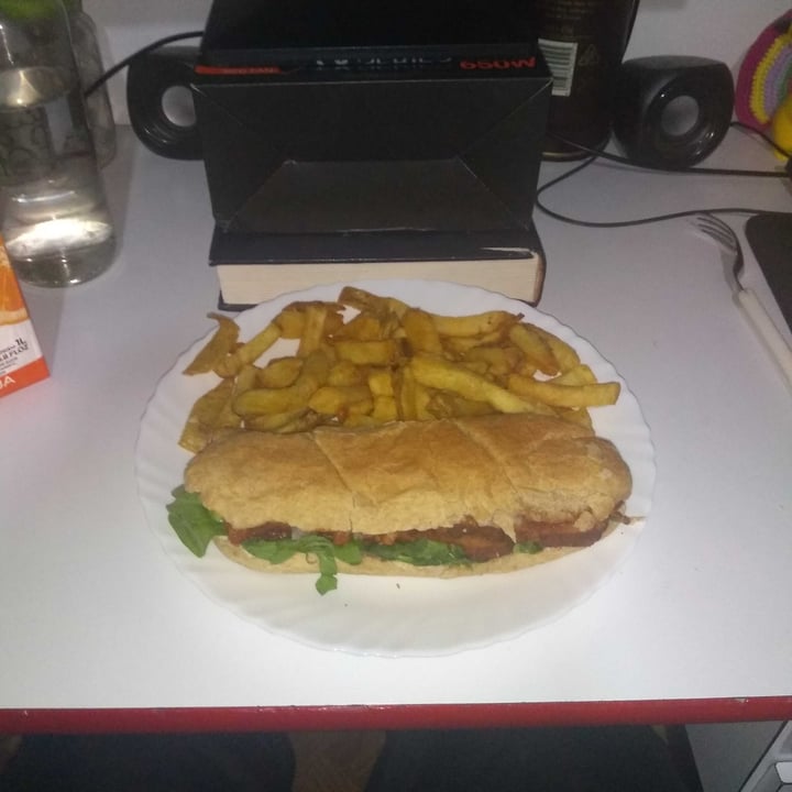 photo of Brote Sandwich De Seitán Con Papas Fritas shared by @lucxslobos on  07 Jan 2022 - review