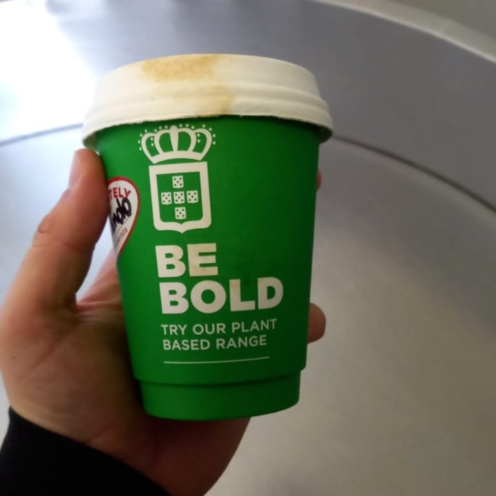 review photo of Vida e Caffe oat milk hazelnut latte shared by @earthlingkirsten on 10 May 2022 - review