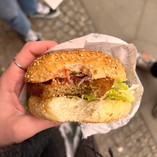 「Chicken Schnitzel Burger」の料理の写真