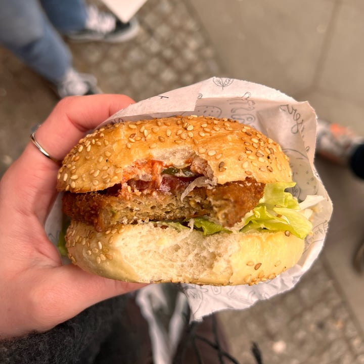 photo of Yoyo Foodworld Chicken Schnitzel Burger shared by @holasoymylk on  27 Feb 2022 - review